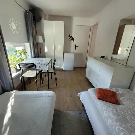 Vila 20a, Dom 11 Miejsc